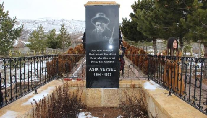 Aşık Veysel kabri başında anıldı