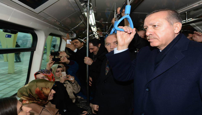 Başbakan ayakta yolculuk etti